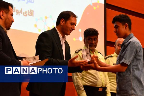 تجلیل از پسران ممتاز دبیرستان امام رضا در بهارستان‌دو