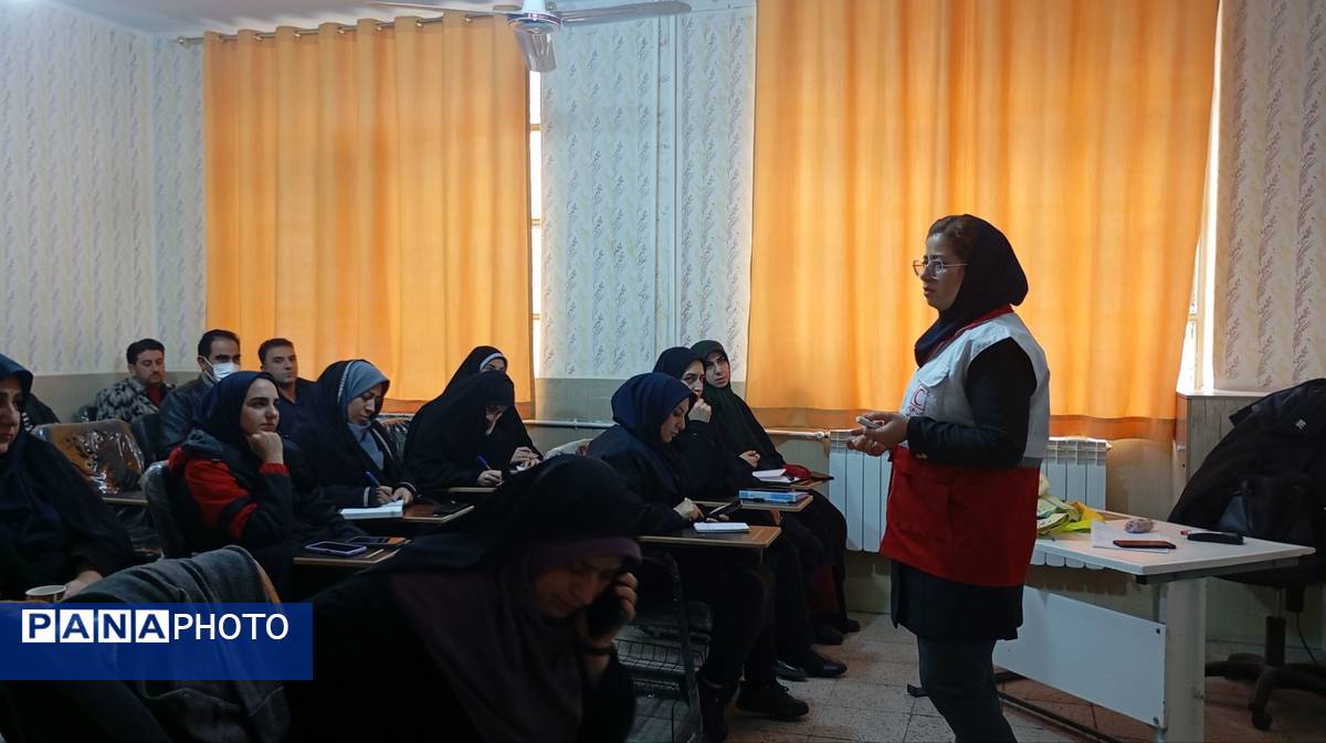 کارگاه آموزشی کمک‌های اولیه سازمان دانش‌آموزی ناحیه 2 کرج 