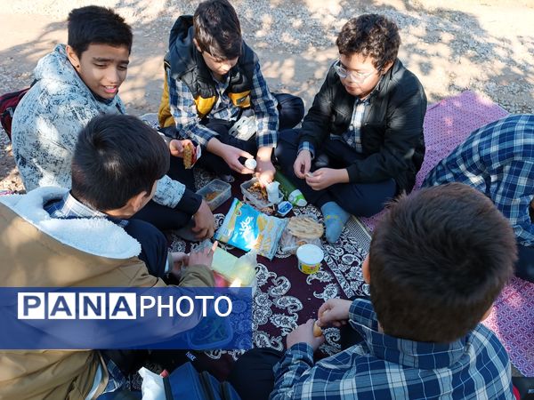 برگزای اردوی تفریحی دبیرستان رجایی یک به‌مناسبت هفته بسیج 