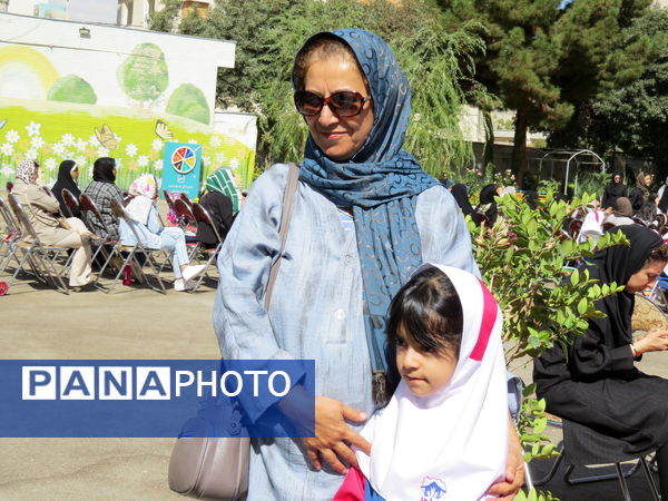نواختن زنگ اول مهر در مدرسه شهدا فرهنگی 