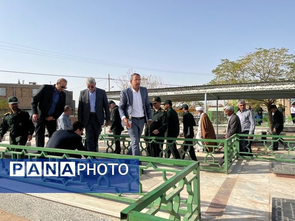 بازدید و غبار روبی مسئولین از مزار شهدای روستای دهنو خلیل آباد 