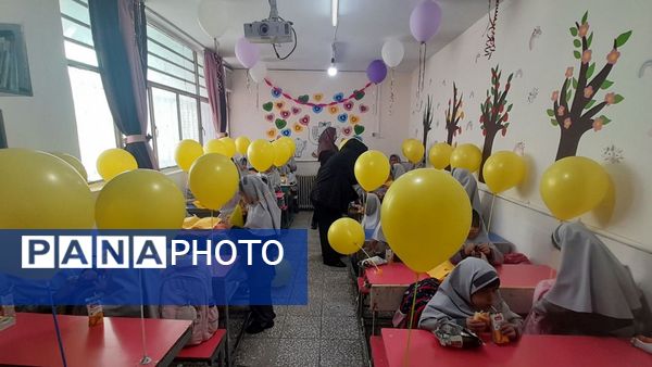 جشن شکوفه‌ها در مدرسه پیک انقلاب ناحیه 2 کرج