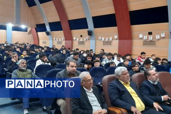 مراسم بدرقه دانش آموزان پسر ناحیه یک و دو شهرری در اردوی راهیان نور 
