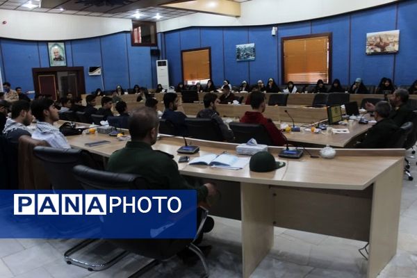 دیدار جمعی از دانش‌آموزان زنجانی با فرمانده سپاه انصارالمهدی 