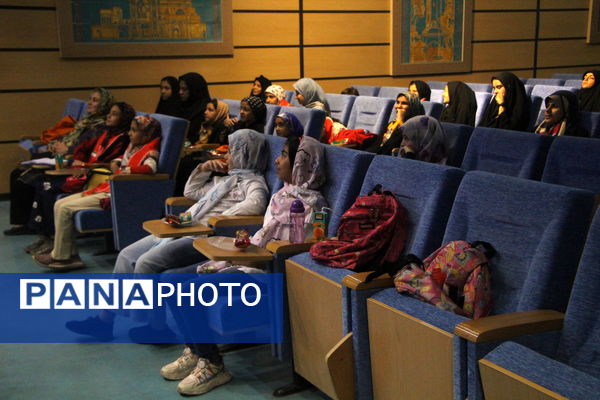 بازدید دانش آموزان مدرسه پیشتازان از مرکز انتقال خون استان یزد