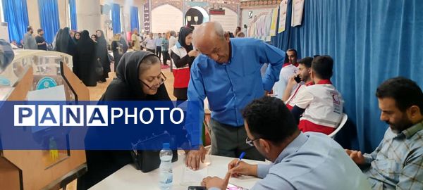 برپایی میز خدمت ادارات در مصلای نماز جمعه شهرستان محمودآباد
