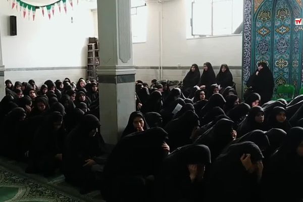 انس و ارادت دانش‌آموزان دبیرستان سید احمد فاتحی قم نسبت به شهدا 