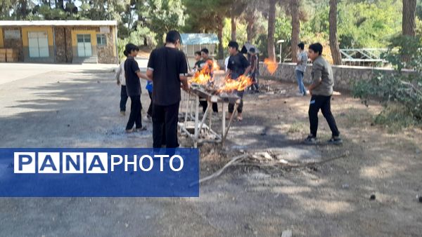 خودکفایی در آشپزی؛ دانش‌آموزان جوجه را از زغال تا سفره رساندند
