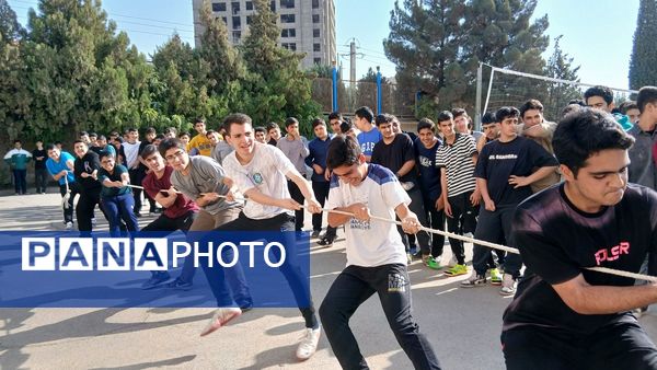 برگزاری مسابقات ورزشی دبیرستان معلم ساوجبلاغ در هفته تربیت‌بدنی