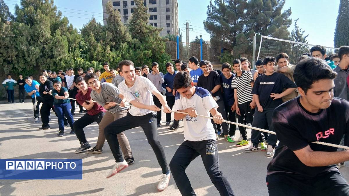 برگزاری مسابقات ورزشی دبیرستان معلم ساوجبلاغ در هفته تربیتبدنی
