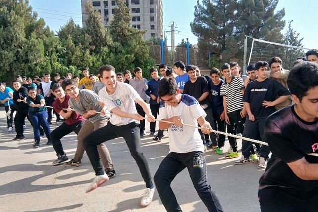 برگزاری مسابقات ورزشی دبیرستان معلم ساوجبلاغ در هفته تربیت‌بدنی
