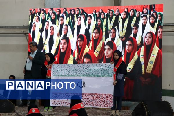 ثبت اثر انگشت هزار دانش‌آموز یزدی پای پرچم ایران
