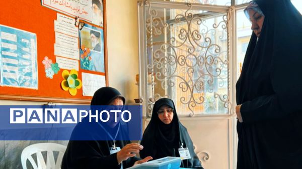 خانواده شهدا پای صندوق‌های رأی حضور پیدا کردند