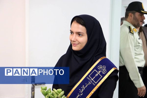 گرامیداشت هفته معلم با تجلیل از فرهنگیان آموزش و پرورش منطقه ۱۴ 