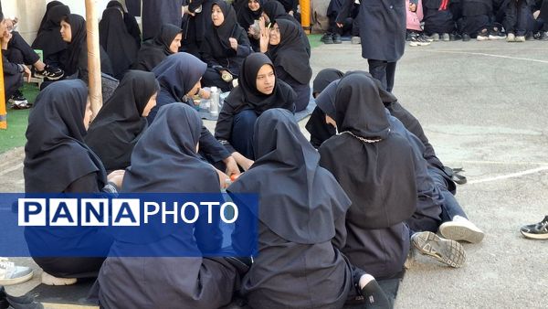 محفل قرآنی همراه با صبحانه سالم در دبیرستان فرزانگان ۲