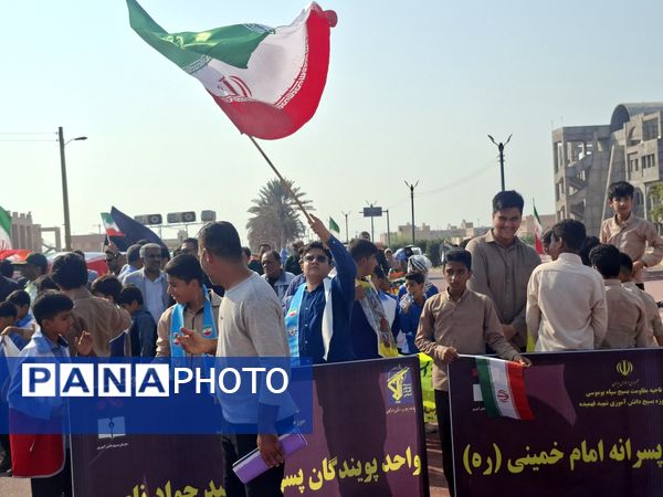 راهپیمایی بزرگ ۱۳ آبان در بوموسی با حضور پرشور دانش‌آموزان