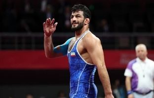 ‌حسن یزدانی با پیراهن استقلال روی تشک می‌رود