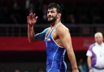 ‌حسن یزدانی با پیراهن استقلال روی تشک می‌رود