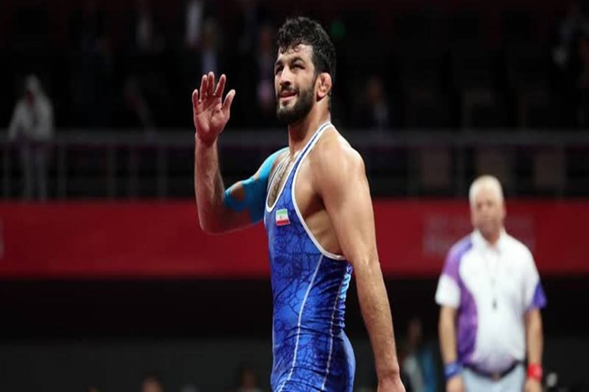 حسن یزدانی با پیراهن استقلال روی تشک میرود