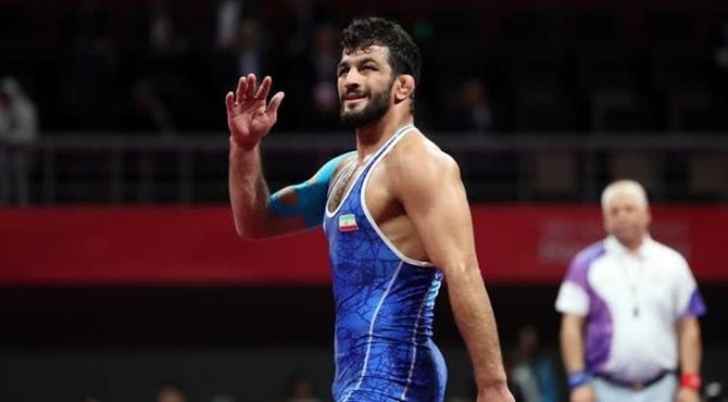 ‌حسن یزدانی با پیراهن استقلال روی تشک می‌رود