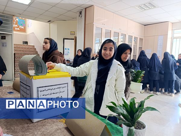 رقابت پرشور دانش آموزان در انتخابات شورای دبیرستان میرزا جعفر سروقد