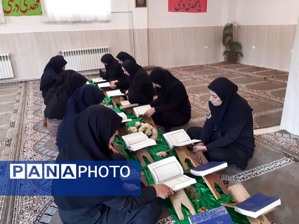 برگزاری محفل انس با قرآن در دبیرستان نور اردبیل