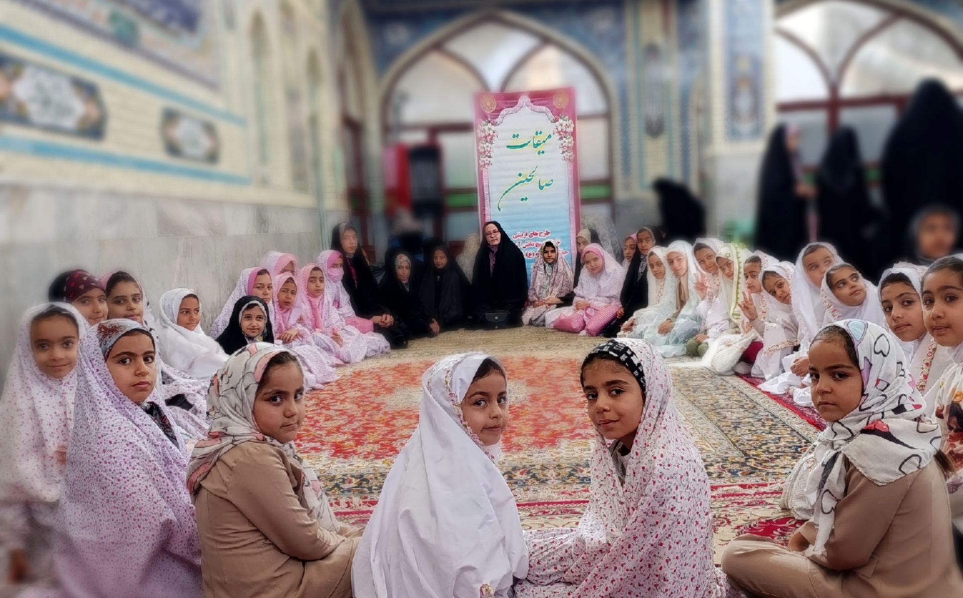 میقات صالحین دانشآموزی بن؛ آغازگر برنامههای هفته بسیج در مصلی نماز جمعه بود