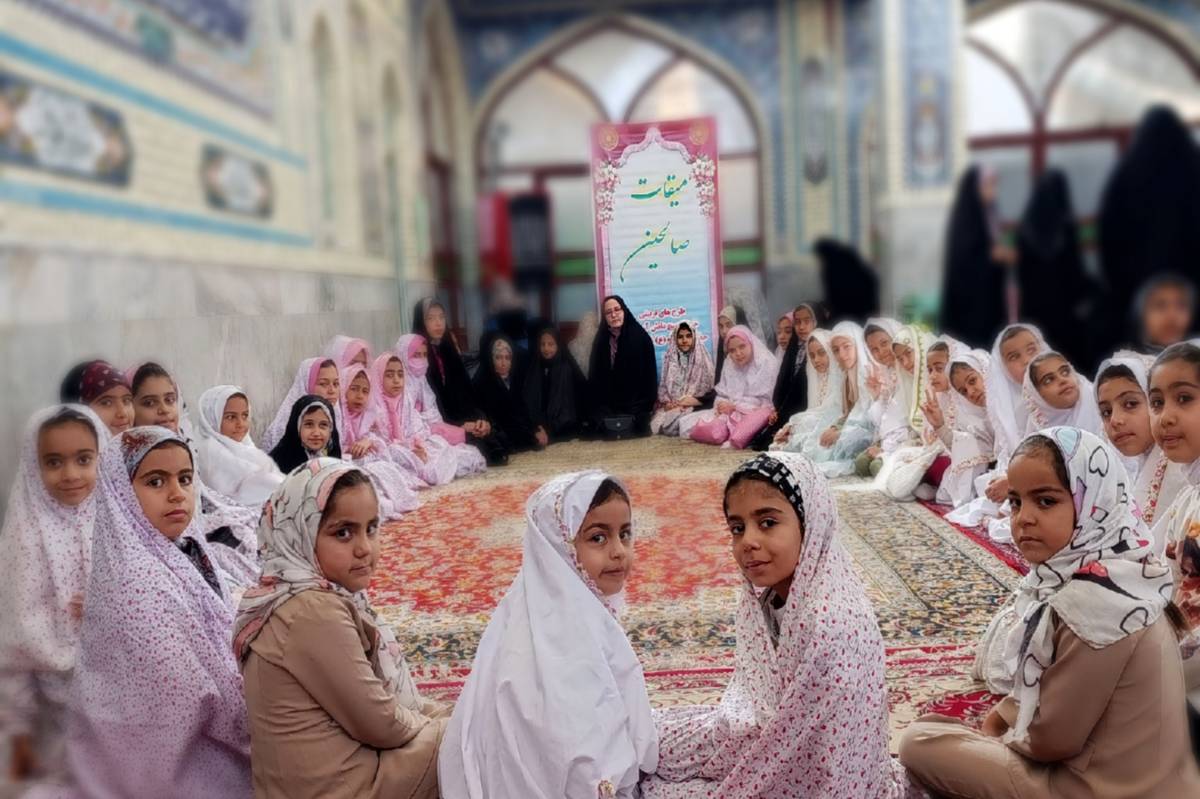 میقات صالحین دانشآموزی بن؛ آغازگر برنامههای هفته بسیج در مصلی نماز جمعه بود