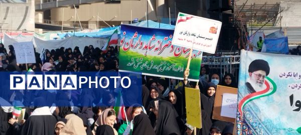 راهپیمایی سیزدهم آبان ماه با حضور دختران دبیرستان شاهد وارثان نور 