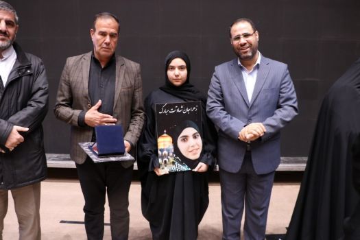 اهدای نشان شجاعت سازمان دانش‌آموزی به خانواده شهدای دانش‌آموز حادثه تروریستی گلزار شهدای کرمان