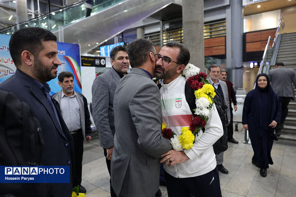 بازگشت طلایی‌پوشان بلندقامت دانش‌آموز ایران با کاپ قهرمانی