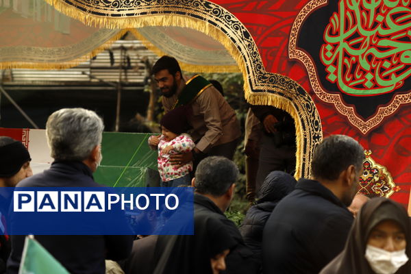 وداع باشکوه مردم با شهدای گمنام در قلب پایتخت