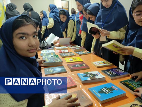 نمایشگاه کتاب در دبستان آرمینه مصلی نژاد 