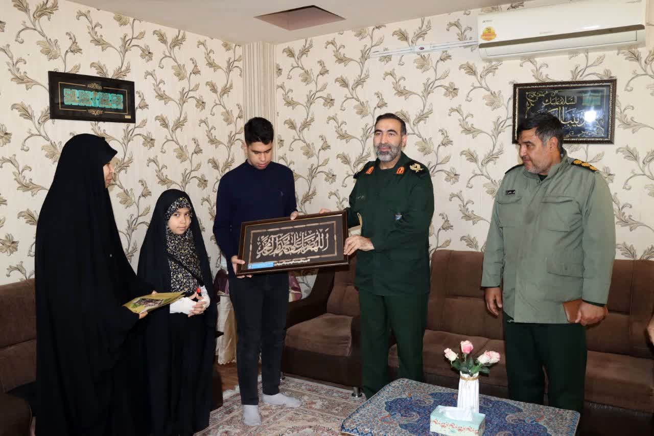 شهدا همچون ستارگان در جامعه می درخشند