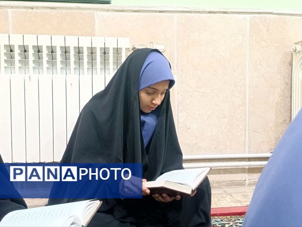 برگزاری محفل نورانی انس با قرآن در دبیرستان دکتر جواد حداد۲ ناحیه پنج