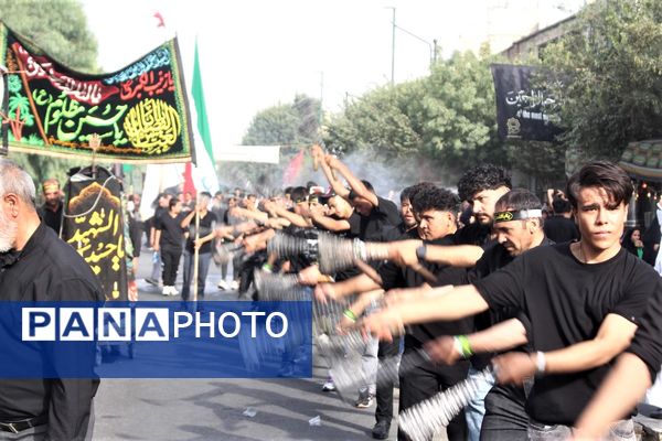 حضور پرشور کودکان قمی در دسته‌های عزاداری روز تاسوعا 