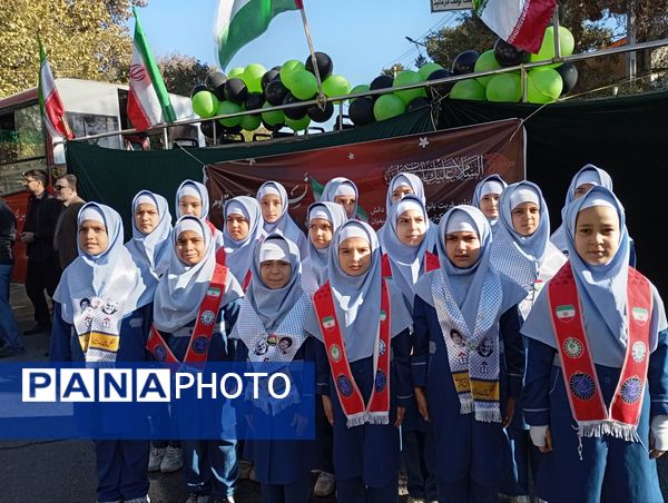 حضور پرشور دانش‌آموزان در راهپیمایی روز ۱۳ آبان
