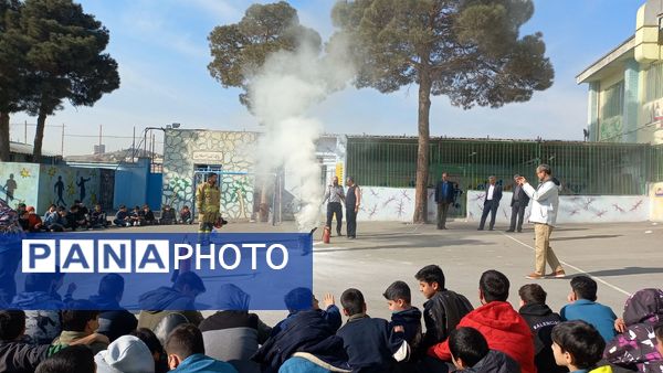 مانور سراسری زلزله همزمان با سراسر کشور در دبیرستان شاهد شهید آخوندی‌ها ناحیه یک کرج 