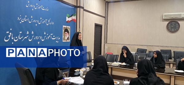 نشست مدیر آموزش‌ و پرورش با اعضای شورای دانش‌آموزی متوسطه اول