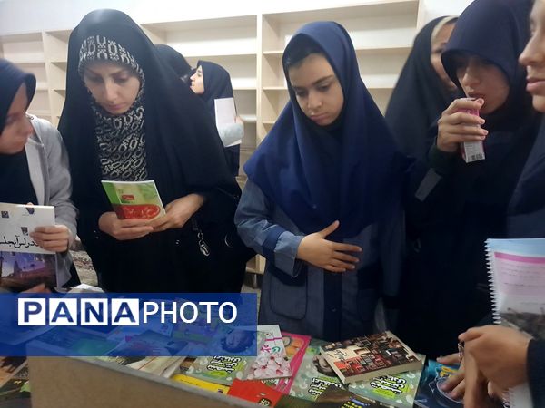 صدای ورق زدن کتاب، نوای دبیرستان شاهد تکتم در هفته کتاب