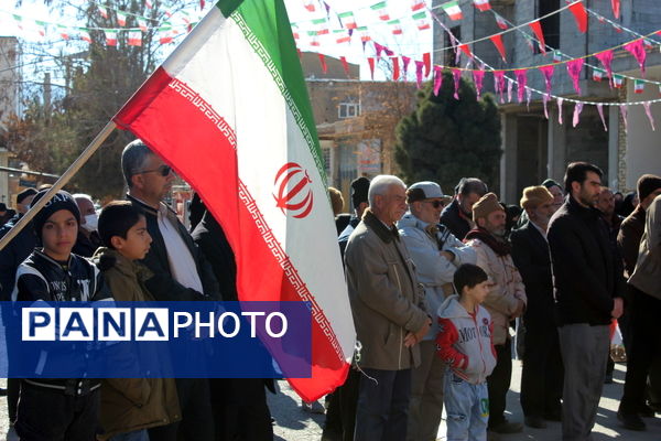 تمثال مبارک امام خمینی(ره) در شهر درق گلباران شد 