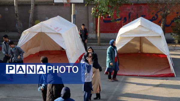 برگزاری مانور متمرکز استانی زلزله و ایمنی همزمان با سراسر کشور در مدرسه نیکان ناحیه 2 کرج 