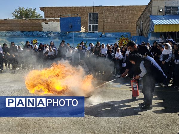 بزرگداشت روز آتش‌نشان در مدرسه شهید خاقانی شهرستان شیروان