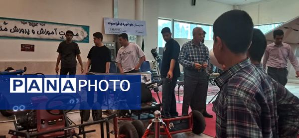 بازدید دانش‌آموزان مدرسه شهدای مدافع حرم از نمایشگاه کارنمای تحول هنرستان‌های شهر تهران
