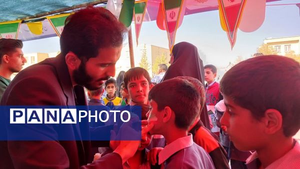 برپایی غرفه‌های سازمان دانش‌آموزی خراسان‌جنوبی در راهپیمایی 13 آبان