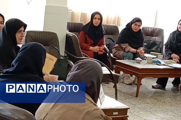 نشست کتابخوان مدرسه‌ای در دبیرستان دخترانه جوادالائمه بهارستان‌دو