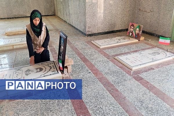 غبارروبی و عطر افشانی گلزار شهدای شهر بار در هفته دفاع مقدس