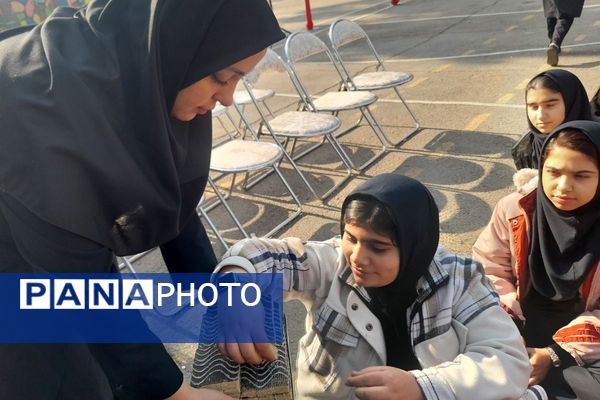 برگزاری مراسم گرامیداشت هفته بسیج در مدرسه شهید زهره‌وند قرچک