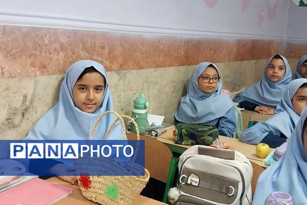 برگزاری نمایشگاه به مناسبت «هفته پدافند غیرعامل» در دبستان شهید مجید مجیدی ناحیه دو شهرری 