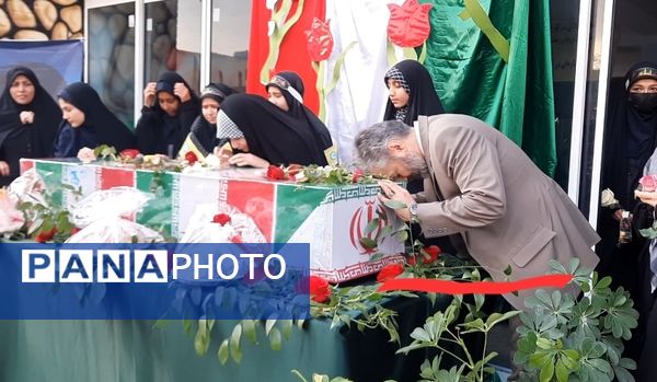 وداع دانش‌آموزان دبیرستان فرهنگیان ناحیه ۷ با شهید گمنام 